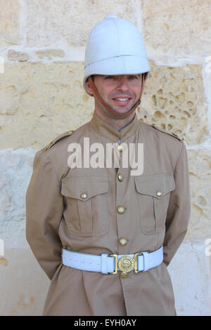 Soldato alla batteria a salve della Upper Barrakka Gardens a La Valletta, Malta Foto Stock