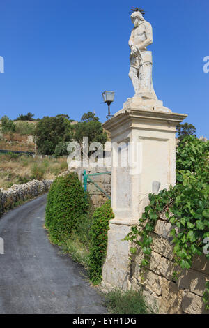 Statua di Gesù Cristo che costeggiano la strada per la Laferla Cross in Capoterra, Italia Foto Stock