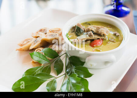 Curry verde tailandese con carne di manzo Foto Stock