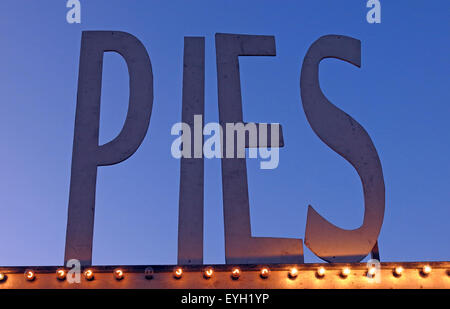 Fatte a mano artigianale di torte in vendita presso un festival, England, Regno Unito Foto Stock