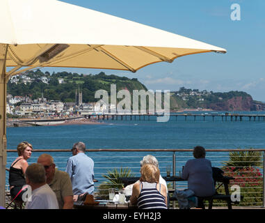 Sala da pranzo alfresco affacciato sul Teign estuario e Teignmouth nel Devon, Inghilterra Foto Stock