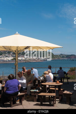 Sala da pranzo alfresco affacciato sul Teign estuario e Teignmouth nel Devon, Inghilterra Foto Stock