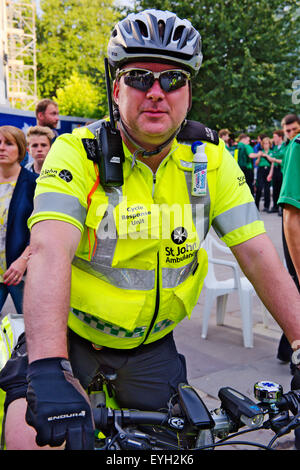 St John Ambulance bicicletta unità di risposta utilizzato in situazioni affollate. Il porto di Bristol Festival Foto Stock