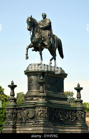 Statua equestre del re sassone Johann sulla piazza del teatro a Dresda. Foto Stock