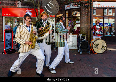 Il ferro Boot raschiatori Steampunk Band eseguire in Lewes Town Center, Lewes, Sussex, Regno Unito Foto Stock