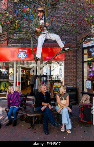 Il ferro Boot raschiatori Steampunk Band eseguire in Lewes Town Center, Lewes, Sussex, Regno Unito Foto Stock