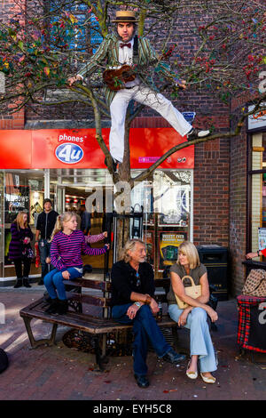 Il ferro Boot raschiatori Steampunk Band eseguire in Lewes Town Center, Lewes, Sussex, Regno Unito Foto Stock