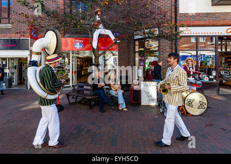 Il ferro Boot raschiatori Steampunk Band eseguire in Lewes Town Center, Lewes, Sussex, Regno Unito Foto Stock