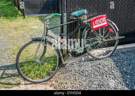 Bici per la vendita, con segno francese 'A vendre', a Montreal Foto Stock