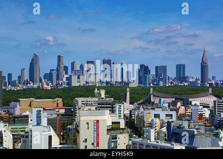 Vista generale dello skyline della città di Shinjuku visto da Shibuya, Tokyo, Giappone Foto Stock