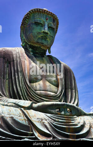 Il grande Buddha di Kamakura, una statua del Buddha Amida, noto come Daibutsu presso il Tempio Kotokuin a Kamakura vicino a Tokyo, Giappone Foto Stock