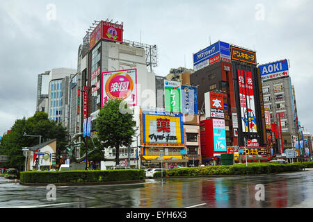 Edifici con insegne pubblicitarie a Ikebukuro, Tokyo, Giappone Foto Stock