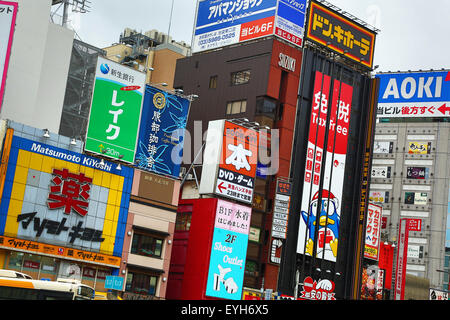 Edifici con insegne pubblicitarie a Ikebukuro, Tokyo, Giappone Foto Stock