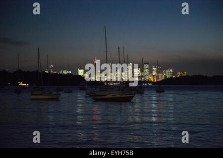 Vista verso il Quartiere Finanziario Centrale di Sydney di notte presi da Watsons nei sobborghi orientali. Foto Stock