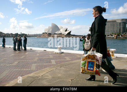 Sydney, Australia. 19 Luglio, 2015. Aldi cliente Hannah Walker (26) passeggiate lungo la famosa promenade australiano dall' Opera House di Sydney, Australia, 19 luglio 2015. Catena di supermercati tedesca Aldi si sta espandendo con ora ancora più negozi nel paese. Il concorso ha anche cercato di prendere una swipe a catena della reputazione, senza successo. Foto: Foto: Frank Walker/dpa/Alamy Live News Foto Stock