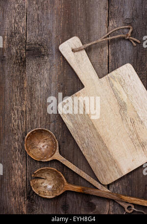 Tagliere il cucchiaio di legno sul vecchio sfondo di legno Foto Stock