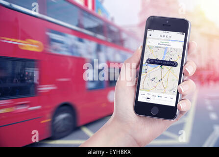 Varna, Bulgaria - 26 Maggio 2015: ricerca auto da Uber app che viene visualizzato su Apple iPhone. Sfocato street view su sfondo. Foto Stock