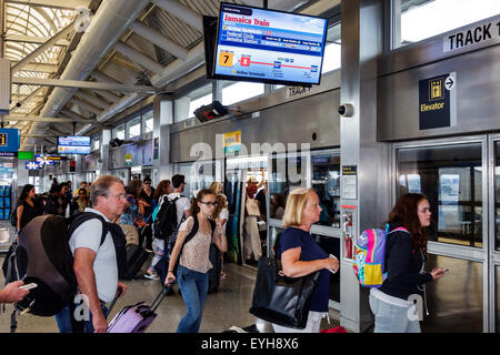 New York City, NY NYC, Northeast, Queens, John F. Kennedy International Airport, JFK, Interior Inside, terminal, gate, AirTrain, navetta gratuita, Visitors Boat Foto Stock