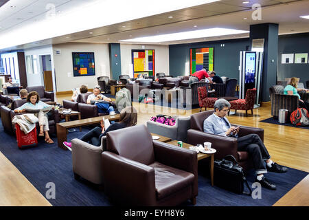 New York City, NY NYC, Queens, John F. Kennedy International Airport, JFK, interior Inside, terminal, gate, British Airways Galleries, lounge, posti a sedere, sono seduti Foto Stock