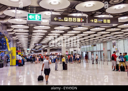 Spagna,MAD,Aeroporto Adolfo Suarez Madrid-Barajas,internazionale,interno,terminal,gate,uomo ispanico maschio,Spain150627026 Foto Stock