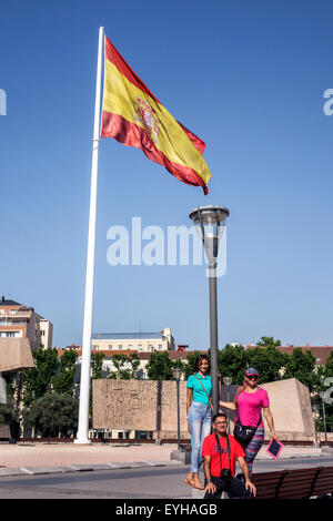 Madrid Spagna,Europa,Spagnolo,Plaza de Colon,Columbus Plaza,Jardines del Descubrimiento,Discovery Gardens,bandiera,parco,Immigra etnica Latino latino-ispanica Foto Stock