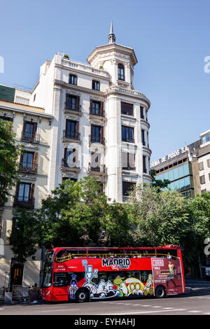 Madrid Spagna,Recoletos,Salamanca,Tour della città,autobus a due piani rosso,pullman,condominio residenziale,residenziale,appartamento,appartamenti,appartamento,edificio,Spain150 Foto Stock