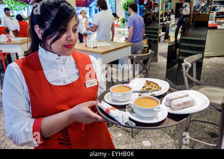 Madrid Spagna,Recoletos,Salamanca,Calle de Serrano,Pasteleria Mallorca Serrano,ristorante ristoranti ristorazione caffè, gazpacho,donna ispanica fe Foto Stock