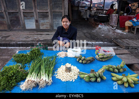 Donna locale vendita di verdura al mercato di Nyaungshwe, Stato Shan, Myanmar Foto Stock