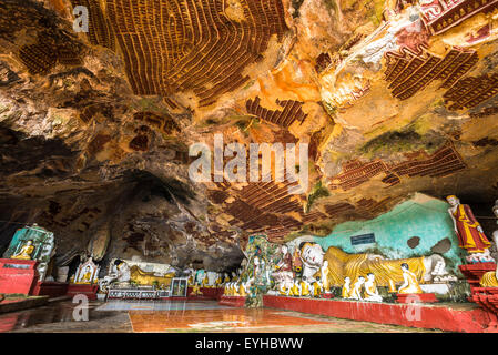 Seduto reclinabili e statue di Buddha, Kawgun grotta, di Hpa-an, Karen o Stato di Kayin, Myanmar, Myanmar Foto Stock