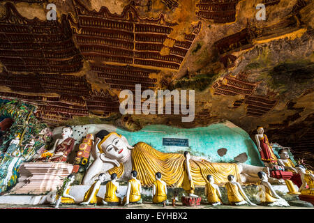Seduto reclinabili e statue di Buddha, Kawgun grotta, di Hpa-an, Karen o Stato di Kayin, Myanmar, Myanmar Foto Stock