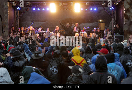 Il Feuerwehrmusikkorps eseguire sul palco presso il sito del festival durante il W.O.A. (Wacken Open Air) in Wacken, Germania, 29 luglio 2015. Appassionati da tutto il mondo frequentano il più grande del mondo di heavy metal festival dal 30 luglio fino al 01 agosto. Foto: Axel HEIMKEN/dpa Foto Stock