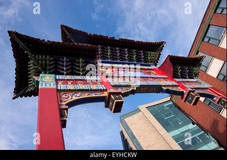 Arco di Chinatown all'ingresso Stowell Street, Newcastle upon Tyne Foto Stock