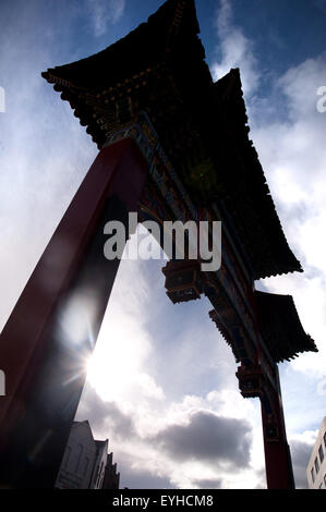 Arco di Chinatown all'ingresso Stowell Street, Newcastle upon Tyne Foto Stock