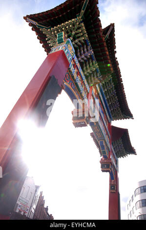 Arco di Chinatown all'ingresso Stowell Street, Newcastle upon Tyne Foto Stock