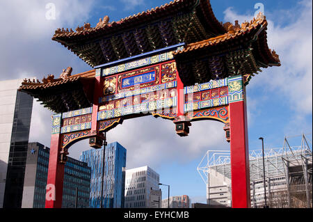 Arco di Chinatown all'ingresso Stowell Street, Newcastle upon Tyne Foto Stock