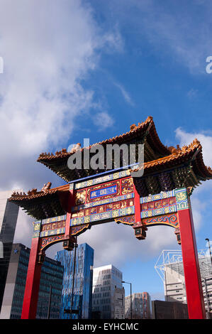 Arco di Chinatown all'ingresso Stowell Street, Newcastle upon Tyne Foto Stock