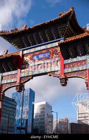 Arco di Chinatown all'ingresso Stowell Street, Newcastle upon Tyne Foto Stock