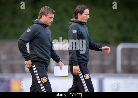 Leverkusen's assistant coach Markus Kroesche e head coach Roger Schmidt (R) lascia il campo dopo il soccer match amichevole tra Bayer 04 Leverkusen e UD Levante in Bergisch Gladbach, Germania, 29 luglio 2015. Foto: MARIUS BECKER/dpa Foto Stock