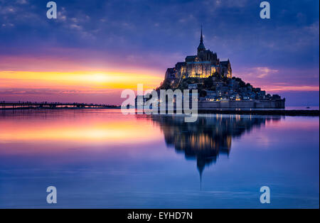 Le Mont Saint Michel nel crepuscolo Foto Stock