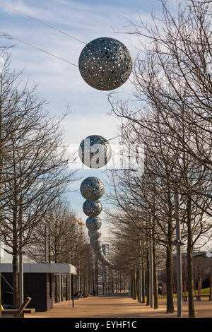 Visualizza in basso a piedi modo presso la Queen Elizabeth Olympic Park, Stratford, Londra in marzo Foto Stock