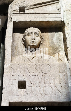 Trieste, Italia. La 14c della Cattedrale di San Giusto dispone di molti pezzi di Romano scultura funeraria costruita in modo casuale in facciata Foto Stock