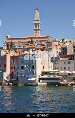 Rovigno, Istria, Croazia. La 18c di Sant'Eufemia la chiesa si erge sopra la città vecchia - la sua torre è modellata su Piazza San Marco Foto Stock