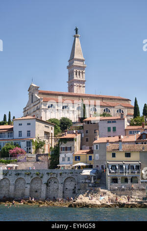 Rovigno, Istria, Croazia. La 18c di Sant'Eufemia la chiesa si erge sopra la città vecchia - la sua torre è modellata su Piazza San Marco Foto Stock