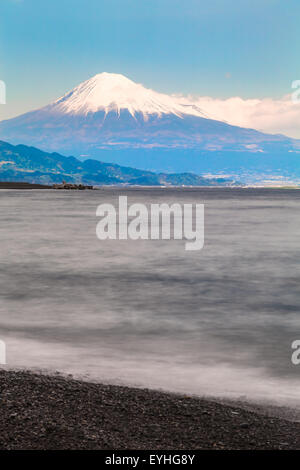 Bella Mt. Fuji con neve in cima visto da Suruga Bay, sulla costa di Shizuoka, Giappone - morbida superficie di acqua (lampada di esposizione) Foto Stock