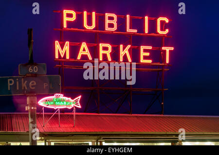 Un'insegna al neon sopra il famoso Pike Place Market, un famoso mercato pubblico locale a Seattle WA, USA Foto Stock