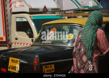 Il famoso nero e giallo taxi di Mumbai, India. Foto Stock