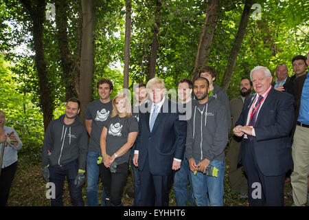 Shooters Hill, Londra, Regno Unito. Il 30 luglio, 2015. Sindaco di Londra Boris Johnson, visite new kids' Adventure Centre in Shooters Hill come Team Londra hits 100.000 volontari. Credito: Keith Larby/Alamy Live News Foto Stock