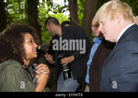 Shooters Hill, Londra, Regno Unito. Il 30 luglio, 2015. Sindaco di Londra Boris Johnson, chat di volontari come egli visiti new kids' Adventure Centre in Shooters Hill come Team Londra hits 100.000 volontari. Credito: Keith Larby/Alamy Live News Foto Stock