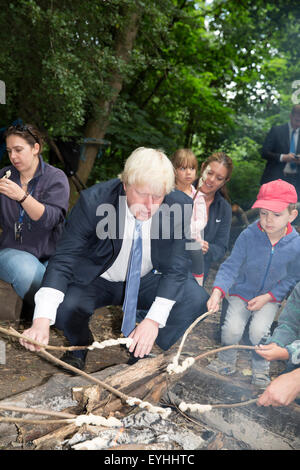 Shooters Hill, Londra, Regno Unito. Il 30 luglio, 2015. Sindaco di Londra Boris Johnson, visite new kids' Adventure Centre in Shooters Hill come Team Londra hits 100.000 volontari. Credito: Keith Larby/Alamy Live News Foto Stock