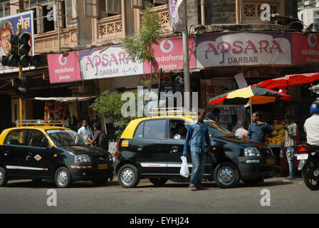 Il famoso nero e giallo taxi di Mumbai, India. Foto Stock